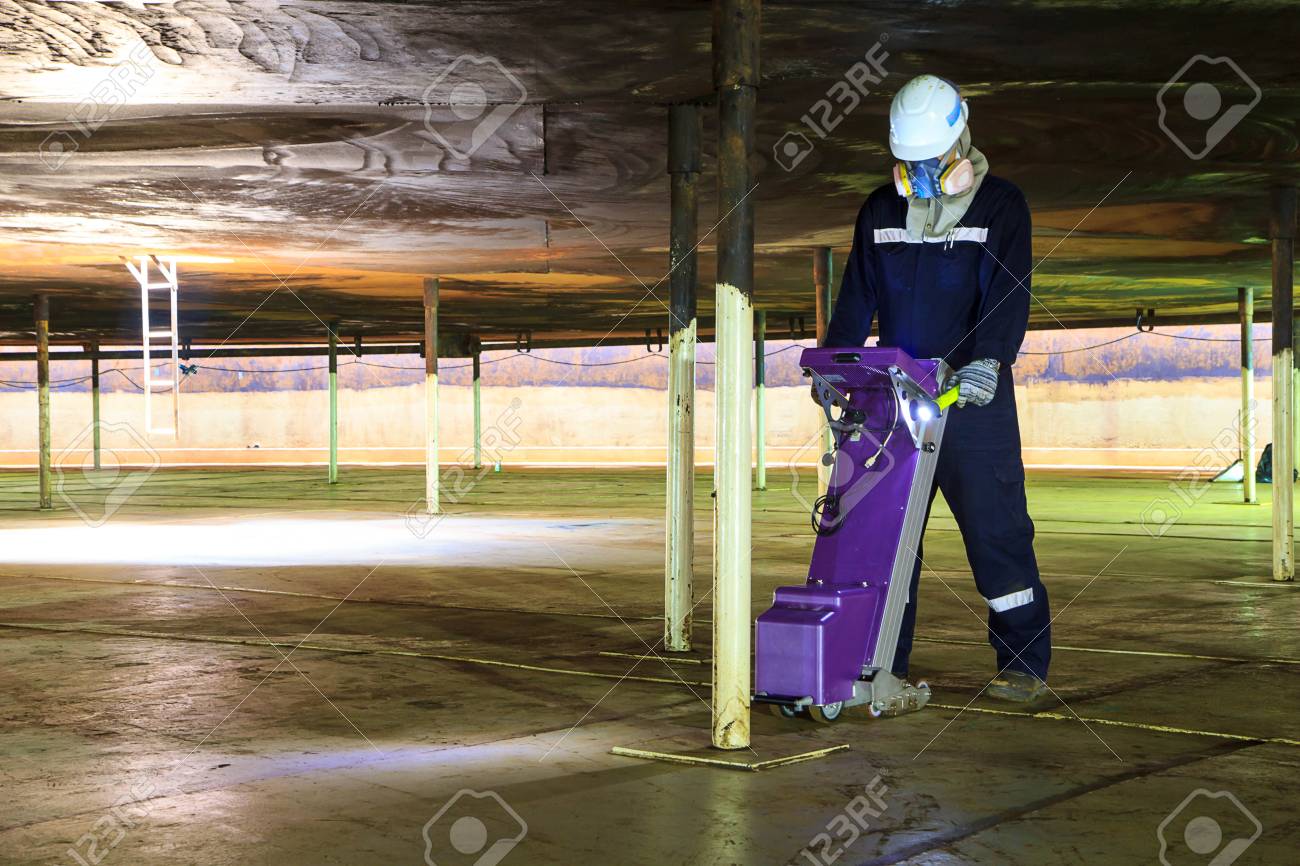 Young Man Inspection Tank Bottom Plate Storage Tank Oil With