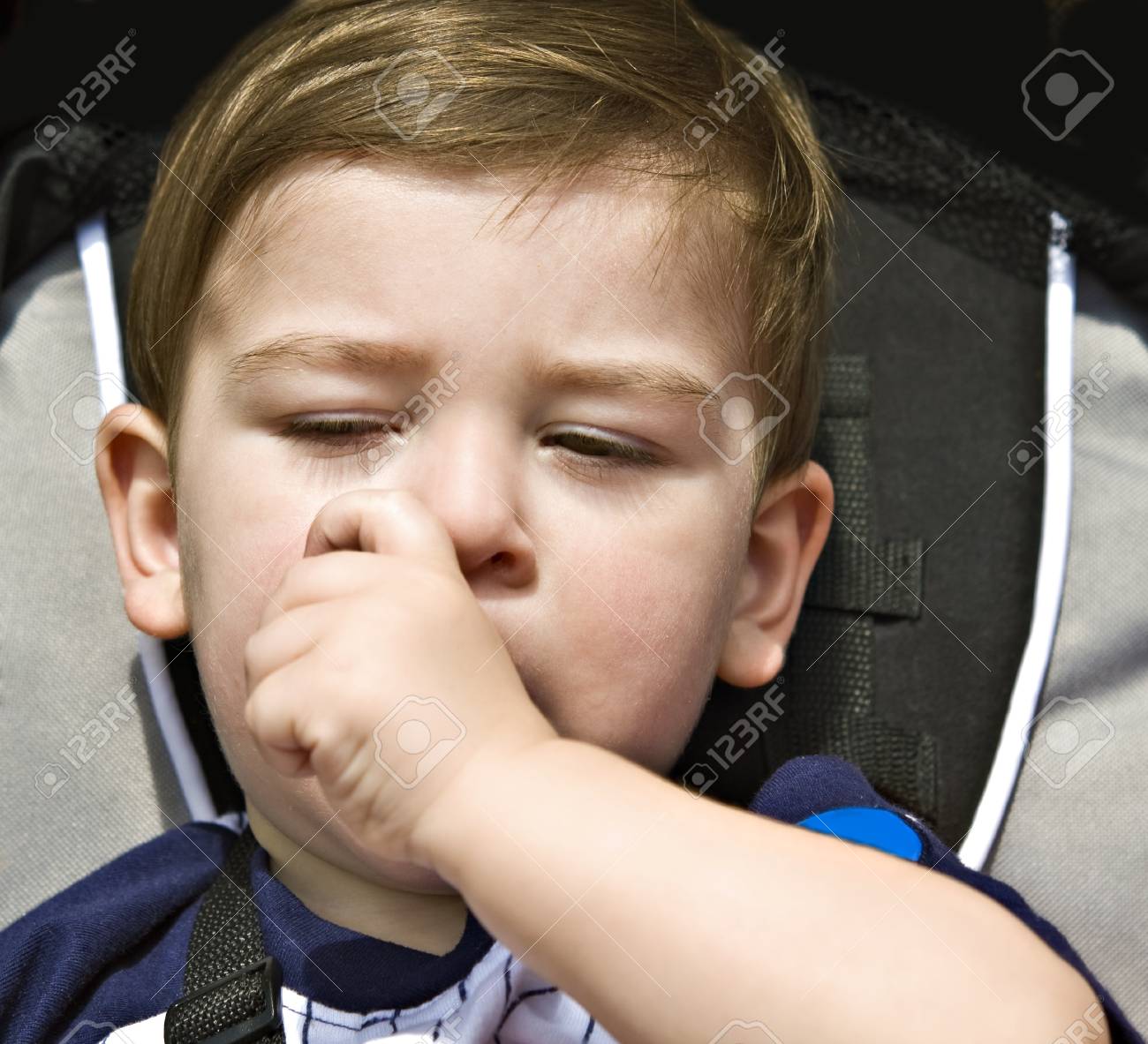 Ein Baby Im Kinderwagen Am Daumen Lutscht Bereit Fur Ein Nickerchen Lizenzfreie Fotos Bilder Und Stock Fotografie Image 12870095