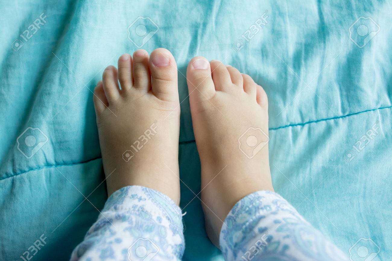 2 歳の女の子の足 の写真素材 画像素材 Image