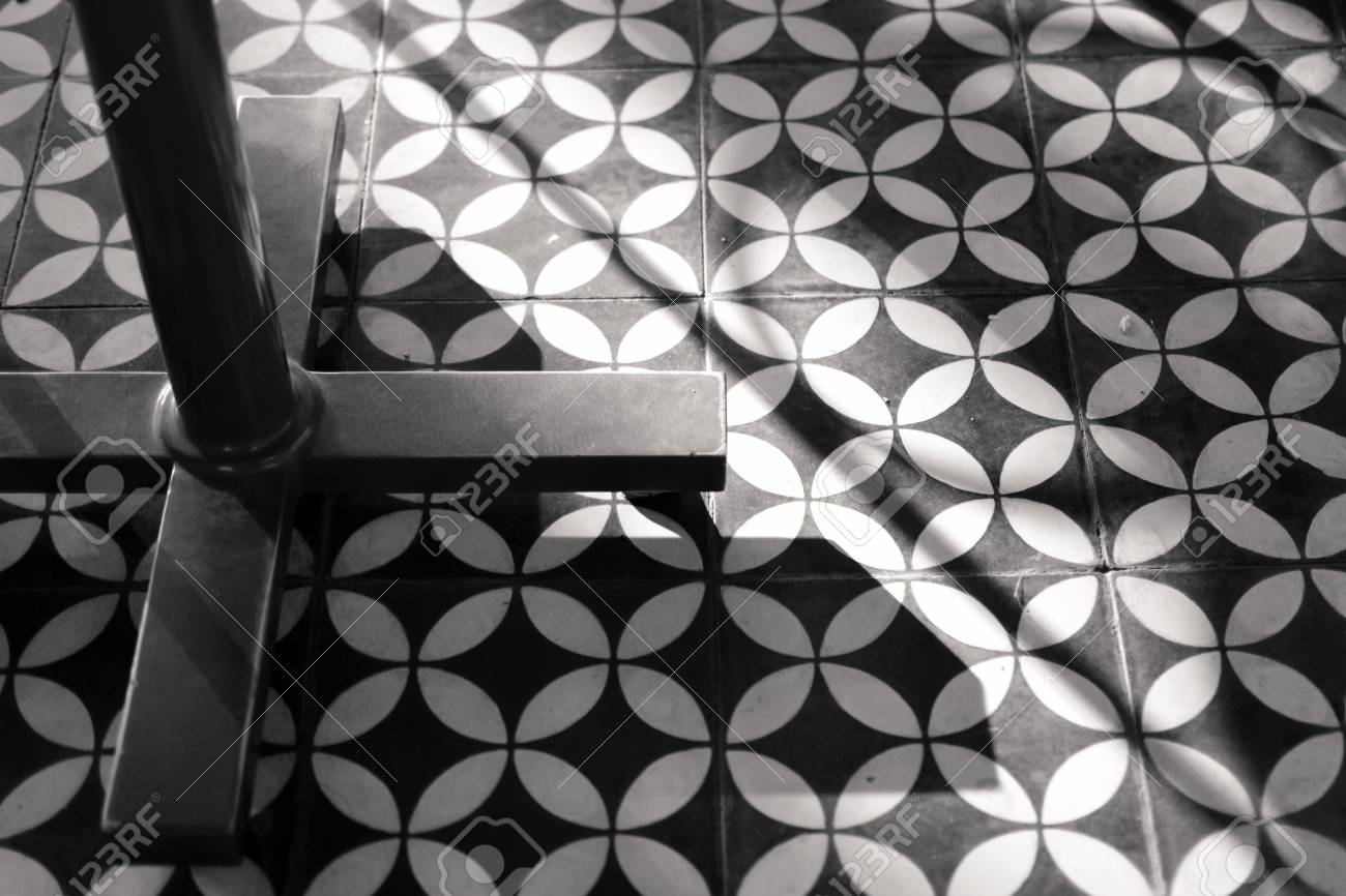 Retro Bodenfliesen Hintergrund In Schwarz Und Weiss Lizenzfreie Fotos Bilder Und Stock Fotografie Image 96110397