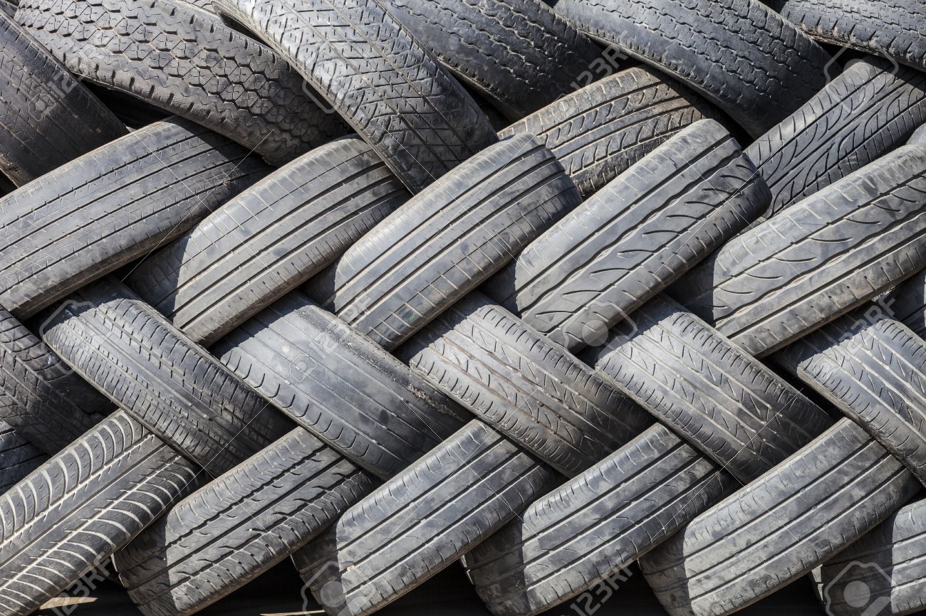 車のホイールのテクスチャのタイヤ 中古タイヤ積み上げ美しく 抽象芸術デザインの背景 の写真素材 画像素材 Image