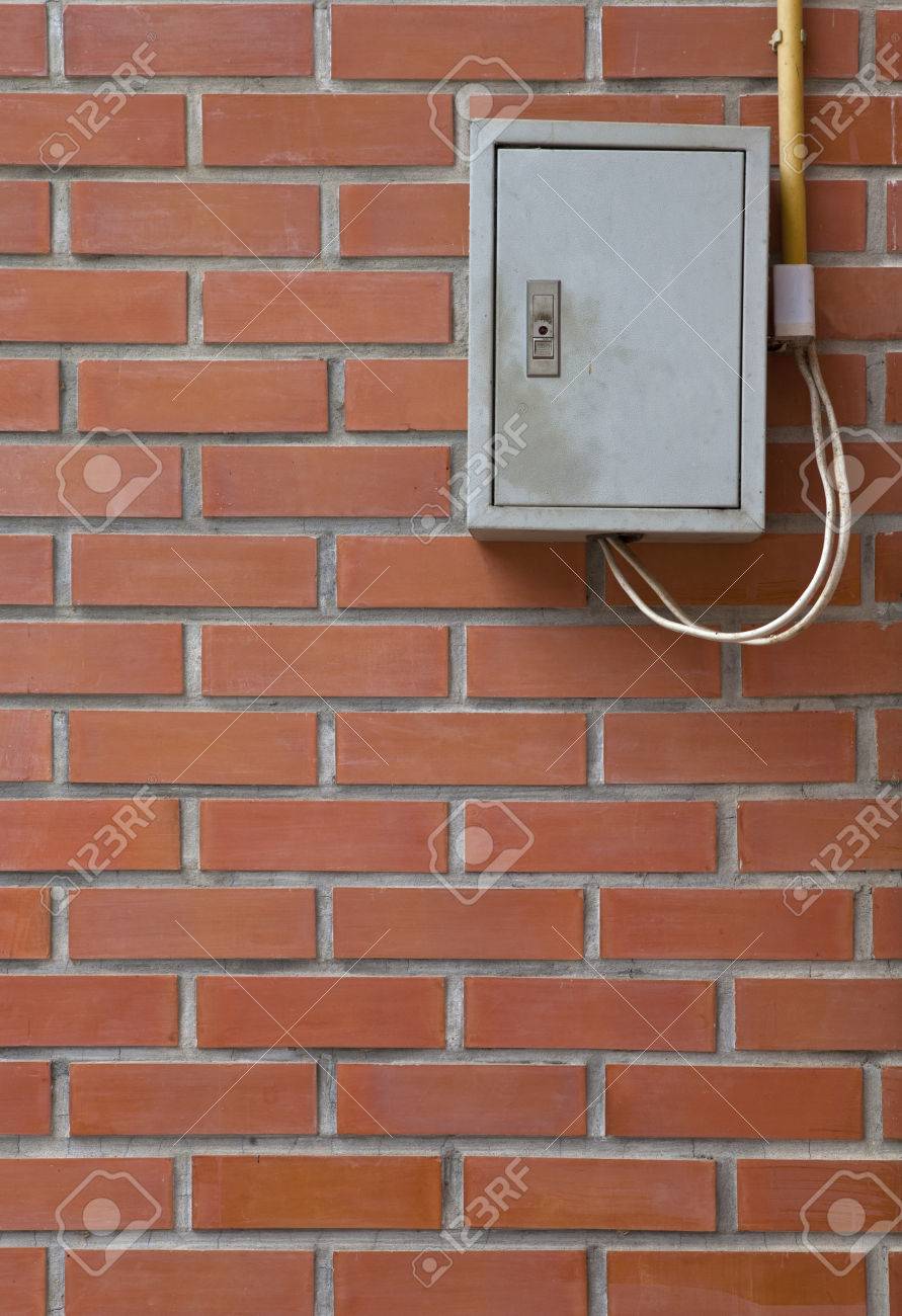 レンガの壁に配電ボックス の写真素材 画像素材 Image
