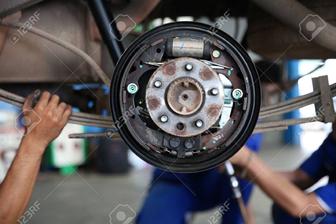 ガレージで車のホイールのドラム ブレーキ機構 の写真素材 画像素材 Image