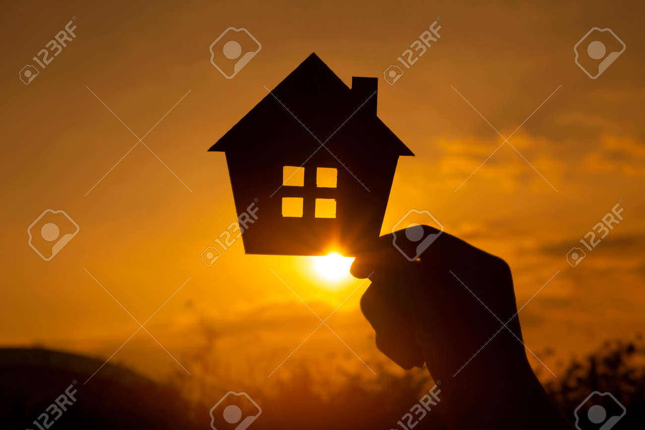 Les mains de l'homme lèvent la maison en papier sur le ciel, la maison familiale, le concept d'assurance de logement et de protection du domicile des sans-abri, la journée internationale des familles, les soins en famille d'accueil et l'immobilier. - 179459377 Les mains de l'homme lèvent la maison en papier sur le ciel, la maison familiale, le concept d'assurance de logement et de protection du domicile des sans-abri, la journée internationale des familles, les soins en famille d'accueil et l'immobilier. - 179459377