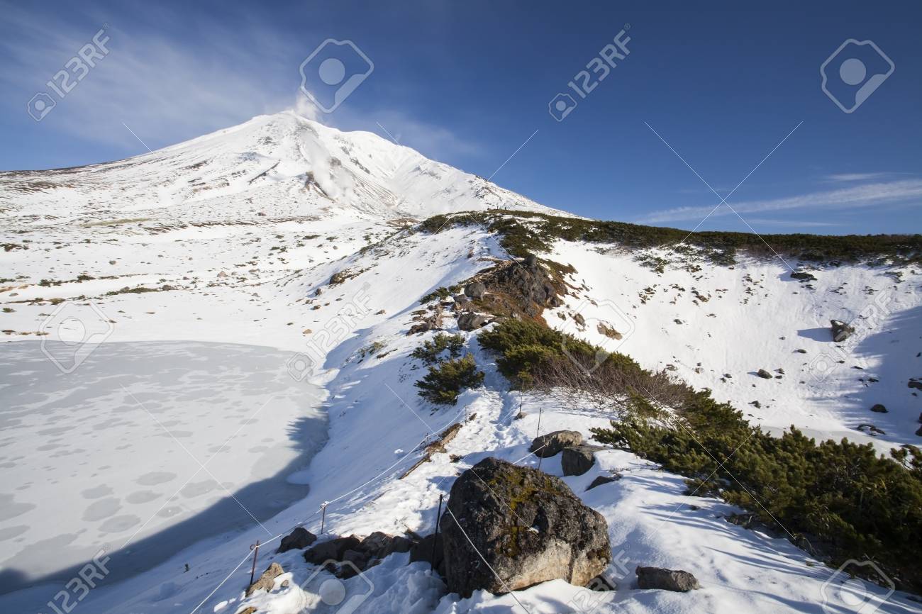 雪を覆った山旭岳 北海道大雪山国立公園 北海道 Mt の旭岳は 冬のスポーツに最適な場所です の写真素材 画像素材 Image