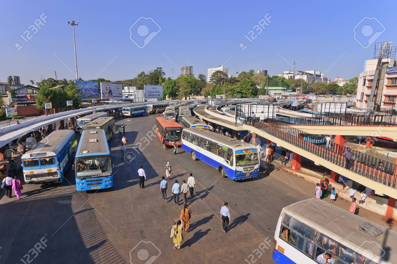 방갈로 르 인도 2011 년 3 월 13 일 방갈로 르, 인도에서 2011 년 3 월 13 일에 방갈로 르 주요 버스 정류장에서 바쁜  시간 Kempegowda 버스 정류장, 더 일반적으로 마제스틱으로 알려진