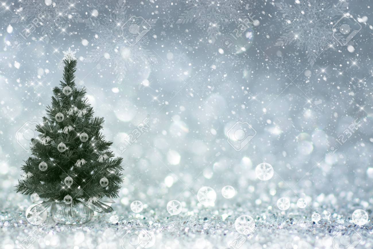 クリスマス ツリーと銀輝くキラキラ雪の抽象的な背景のボケ味です