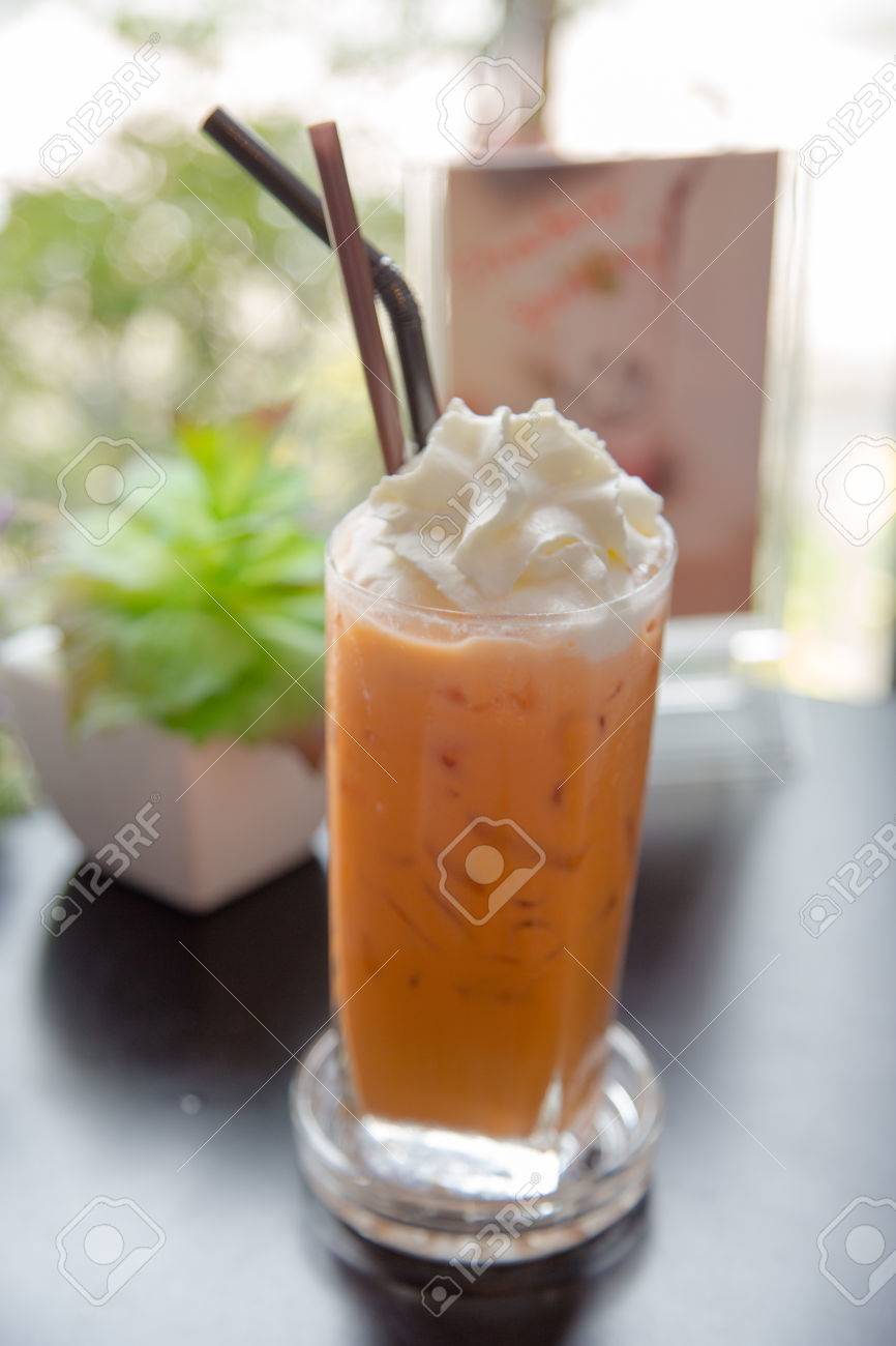 ホイップ クリームとアイス ミルク ティー の写真素材 画像素材 Image