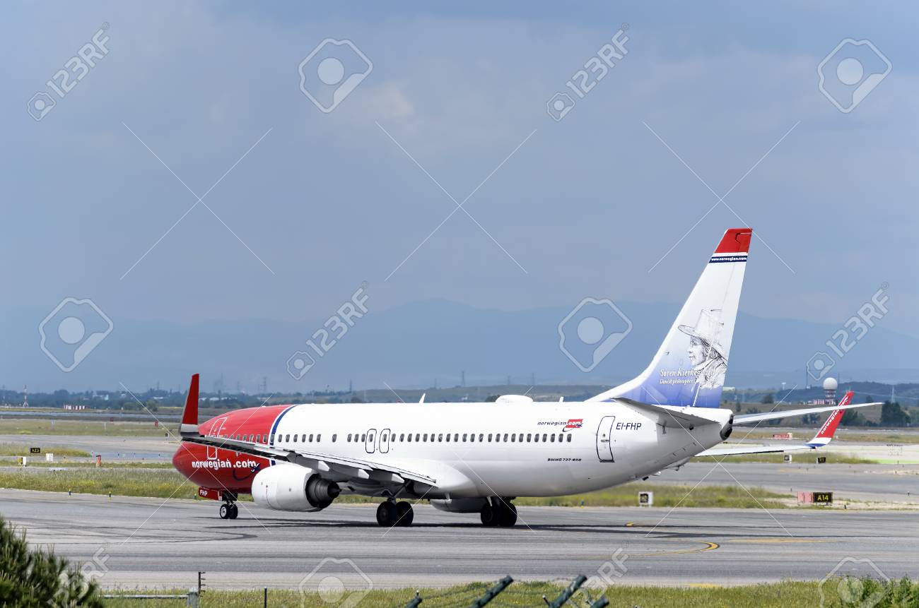マドリッド スペイン 16 年 5 月 15 日 飛行機 ボーイング 737 の ノルウェー 航空会社 16 年 5 月 15 日に 離陸する準備ができて アドルフォ スアレス マドリード バラハス国際空港の滑走路への方向 デンマークの哲学者キェルケ