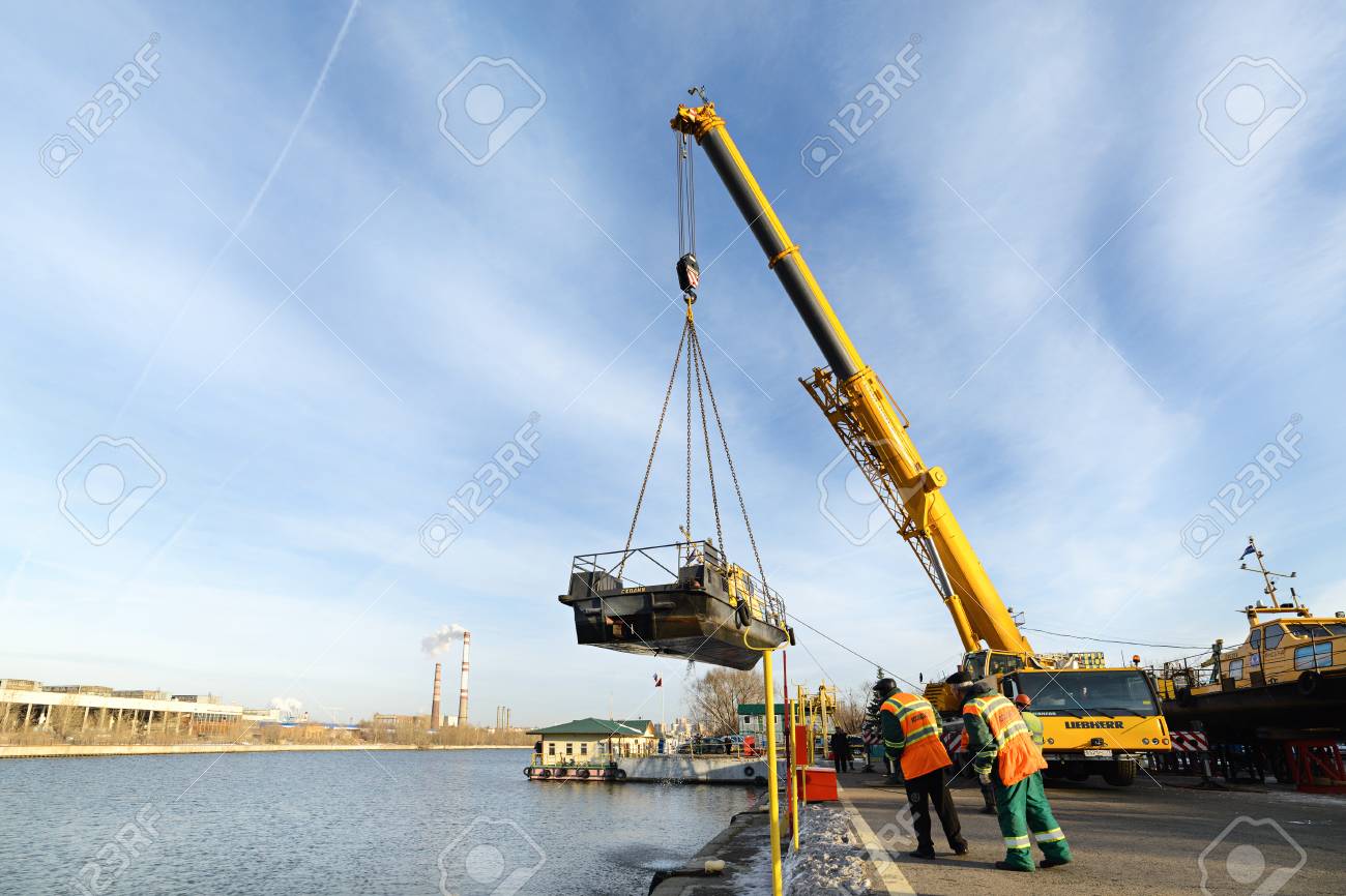 モスクワ ロシア 16 年 11 月 11 日 状態のユニタリ企業 Mosvodostok は 沿岸の冬の駐車場に回収船を実行します クレーン車は 船を持ち上げます の写真素材 画像素材 Image