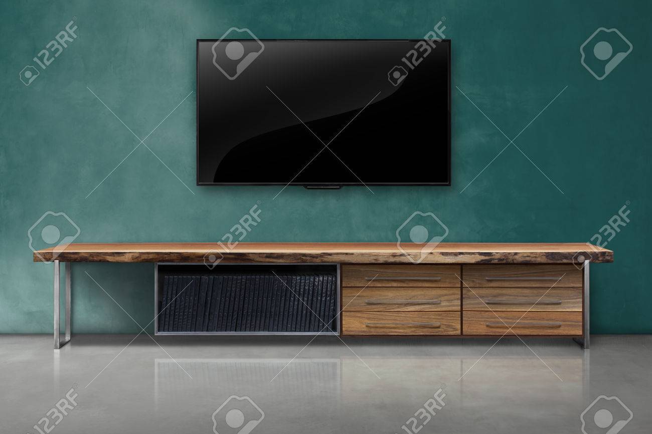 木製テーブル リビング ルーム インテリア ビンテージ スタイルとカラー コンクリート壁にテレビを主導 の写真素材 画像素材 Image