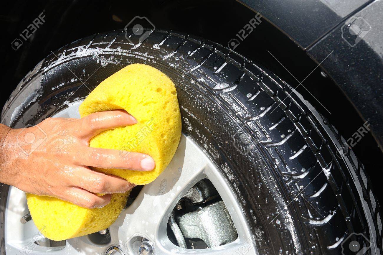 車のホイールとタイヤの洗浄 の写真素材 画像素材 Image