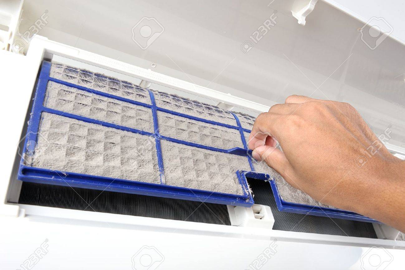 cleaning very dirty air conditioner filter Stock Photo - 31014339