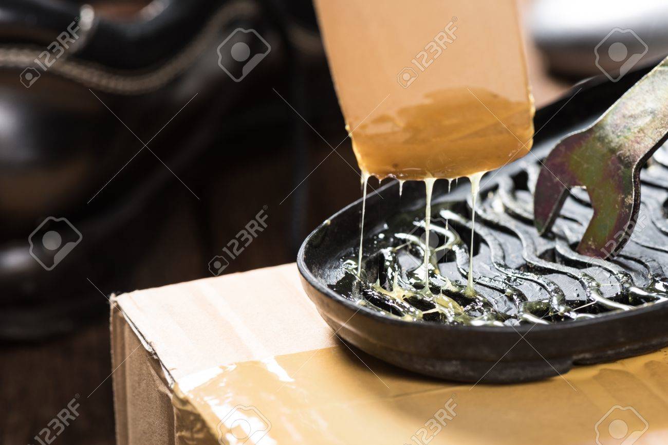 Cpplying Adhesivo De Caucho Para Calzado, Reparación Calzado Fotos, Retratos, Imágenes Y Fotografía De Archivo Libres De Derecho. Image 39810186.