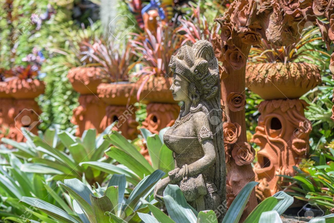 Chonburi Thailand 8 August 2015 Schone Gartendekoration In Tropischem Botanischem Garten Nong Nooch Tropischer Botanischer Garten Nong Nooch Ist Ein 500 Morgen Botanischer Garten In Chonburi Thailand Lizenzfreie Fotos Bilder Und Stock