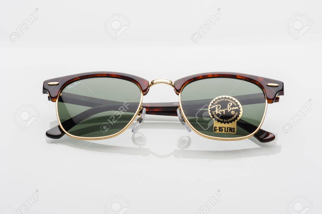 Bangkok, Thailand - 17. Dezember 2015: Der Ray-Ban Clubmeister Rb3016 W0366  - Schildkröte. Ray-Ban Ist Eine Marke Von Sonnenbrillen Und Brillen, Die  1937 Von Der Amerikanischen Firma Bausch & Lomb Gegründet Wurde.