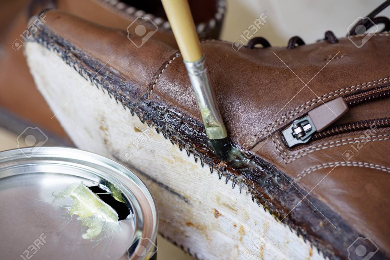女性の革の靴にゴム系接着剤を適用し 靴の修理 の写真素材 画像素材 Image