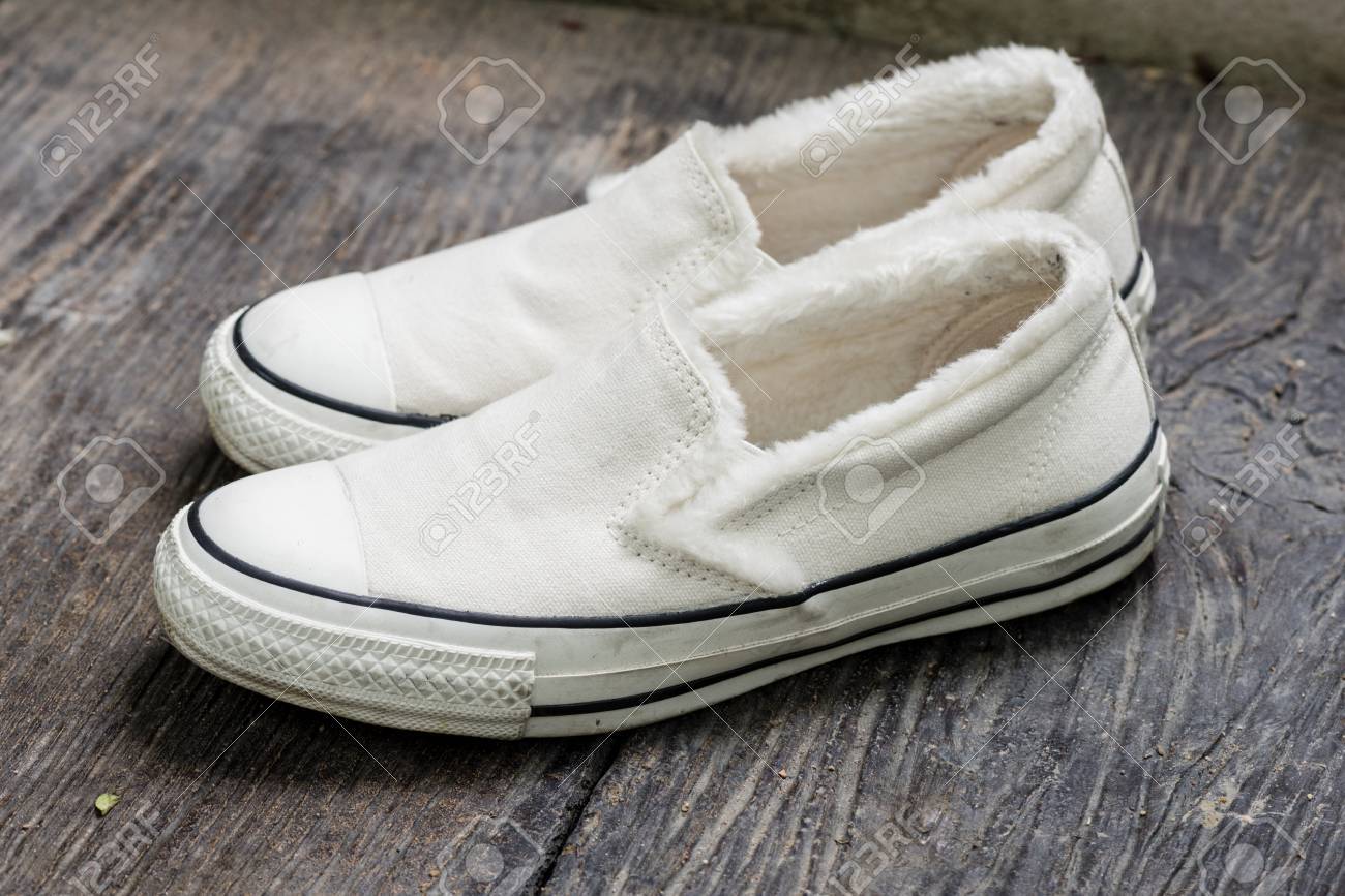 white sneakers no laces