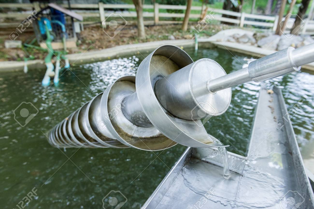 アルキメデスのスクリュー アルキメデスのねじまたは Screwpump は 歴史的に水体の低地から用水路に水を転送するために使用するマシンです の写真素材 画像素材 Image