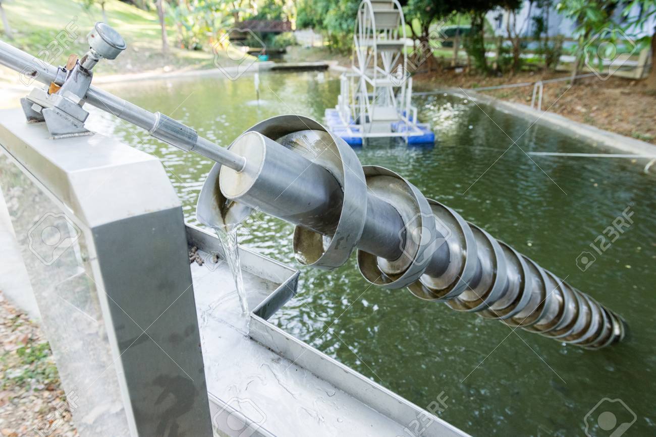 アルキメデスのスクリュー アルキメデスのねじまたは Screwpump は 歴史的に水体の低地から用水路に水を転送するために使用するマシンです の写真素材 画像素材 Image