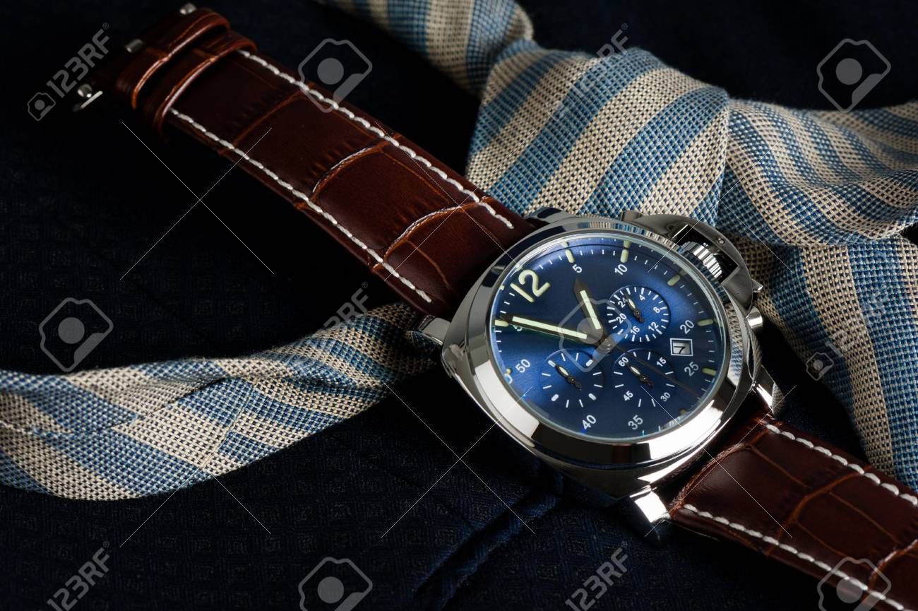 高級ファッション腕時計ブルー ダイヤルと茶色のワニ穀物革時計バンド の写真素材 画像素材 Image