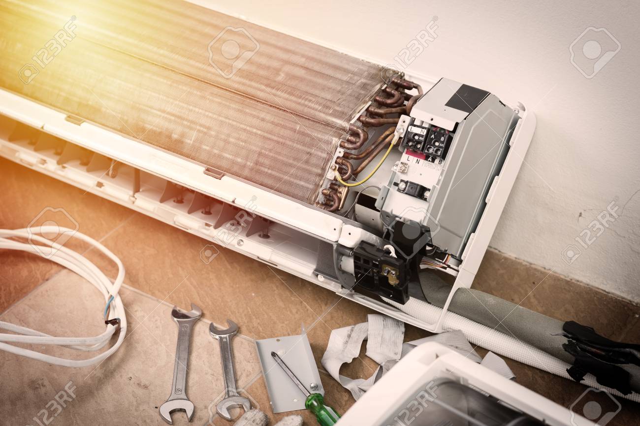 Air Conditioning Service Repair Maintenance Concept Closeup At An Indoor Unit Coil Lizenzfreie Fotos Bilder Und Stock Fotografie Image