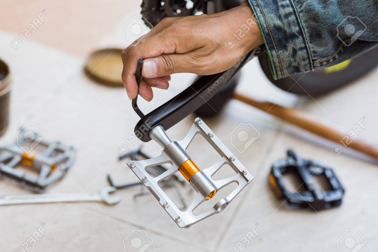 changing mountain bike pedals