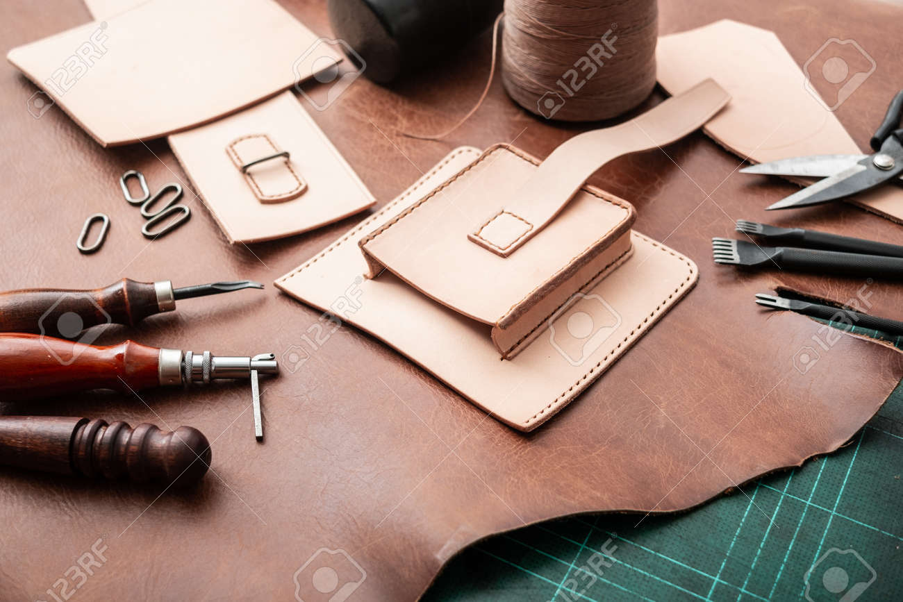 Making bag from vegetable tanned leather in workshop. - 163062129 Making bag from vegetable tanned leather in workshop. - 163062129