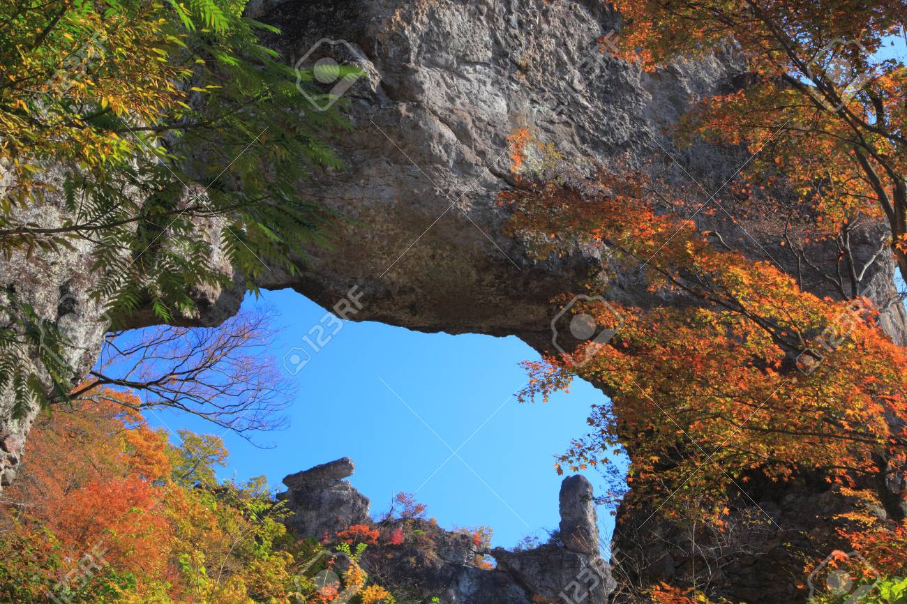 石アーチ 群馬県妙義山の紅葉 の写真素材 画像素材 Image