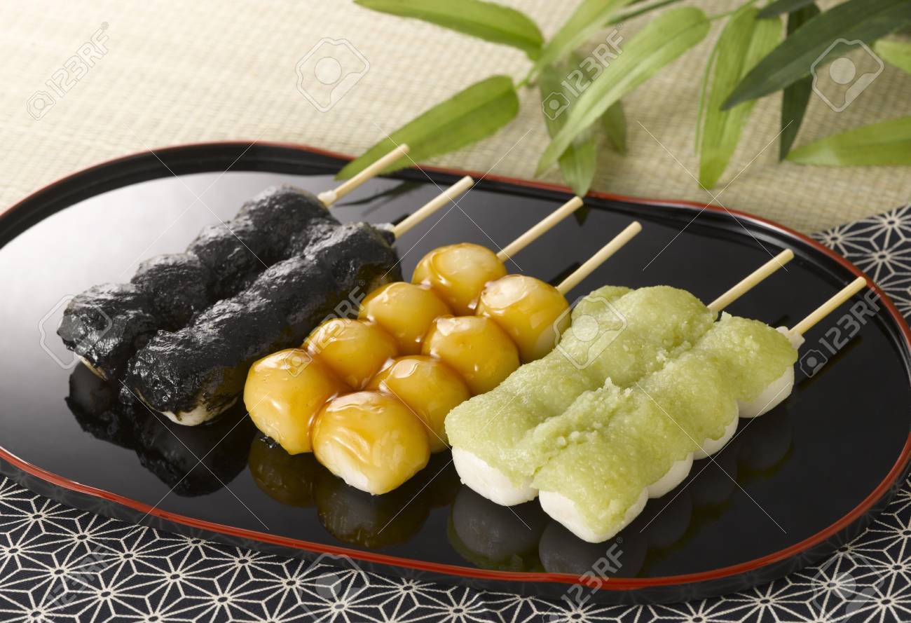 黒のトレイに日本だんごの 3 種類 の写真素材 画像素材 Image