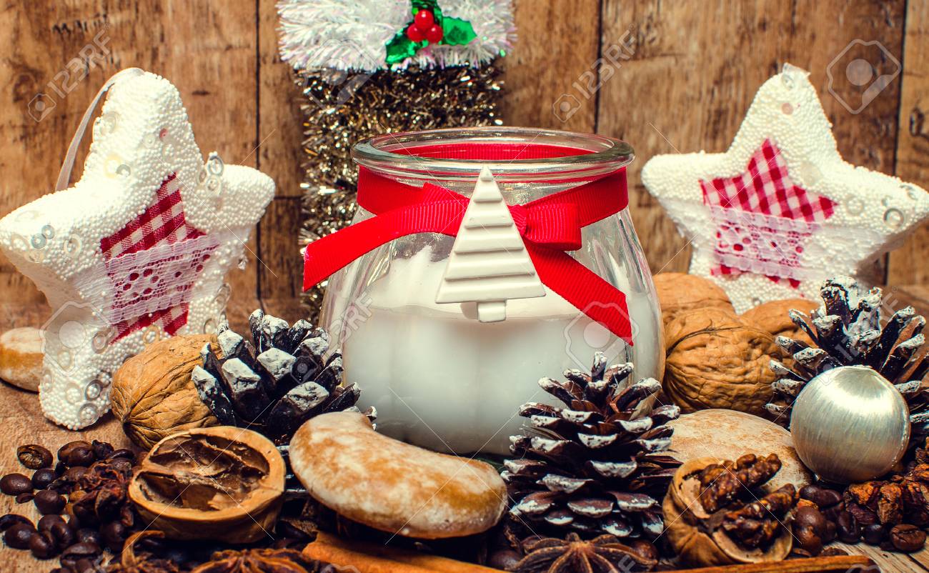 Immagini Di Candele Di Natale.Immagini Stock La Candela Di Natale Le Spezie Il Caffe La Cannella E Le Noci Aggiungeranno Un Atmosfera Natalizia Image 89476343