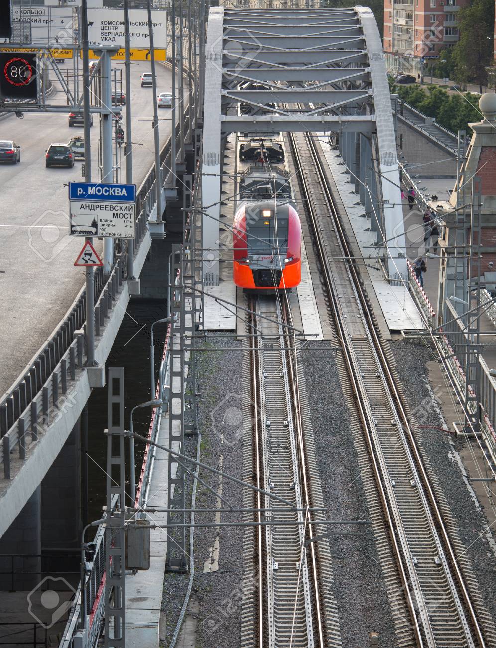 モスクワ Mcc 電車くん 歴史の橋 夏の Ras 幹部会近く 17 年 7 月 9 日に展望台から上から表示 の写真素材 画像素材 Image