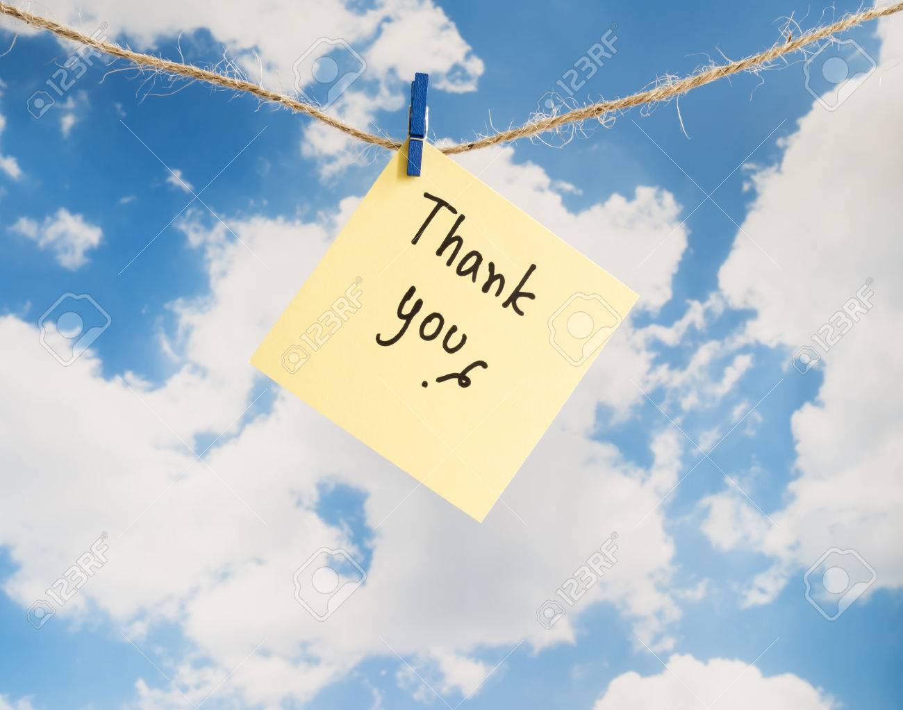 青い空を背景にカラフルなメモ紙に言葉 ありがとう の写真素材 画像素材 Image