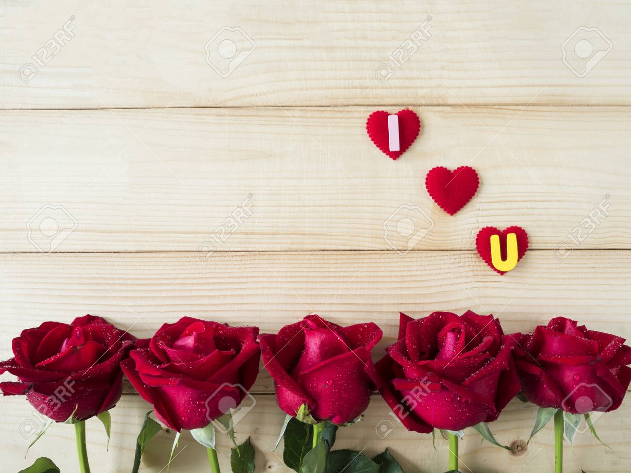 Fleur Rose Rouge Et Le Mot Je Taime Sur Fond De Bois Concept Damour Pour La Saint Valentin