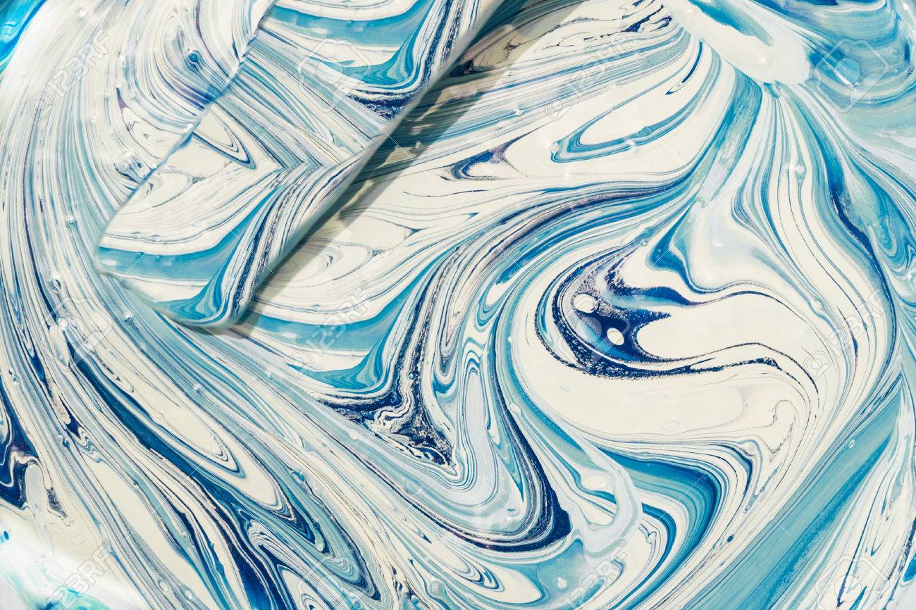 アクリル絵の具で、明るい白を基調にブルーの配色を混合します。液体