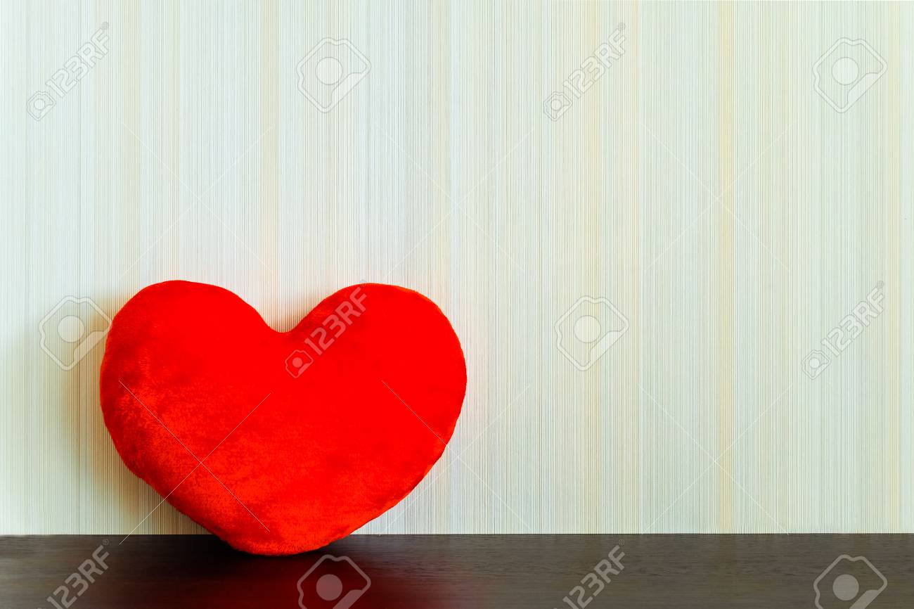 Tejido Corazon Rojo En Un Color Wengue Superficie De Madera En La