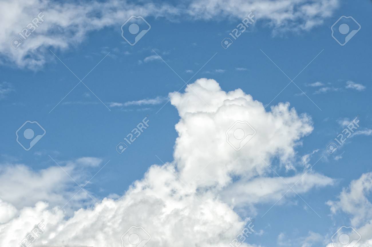 白 青でふわふわの雲空背景雲日の出から の写真素材 画像素材 Image