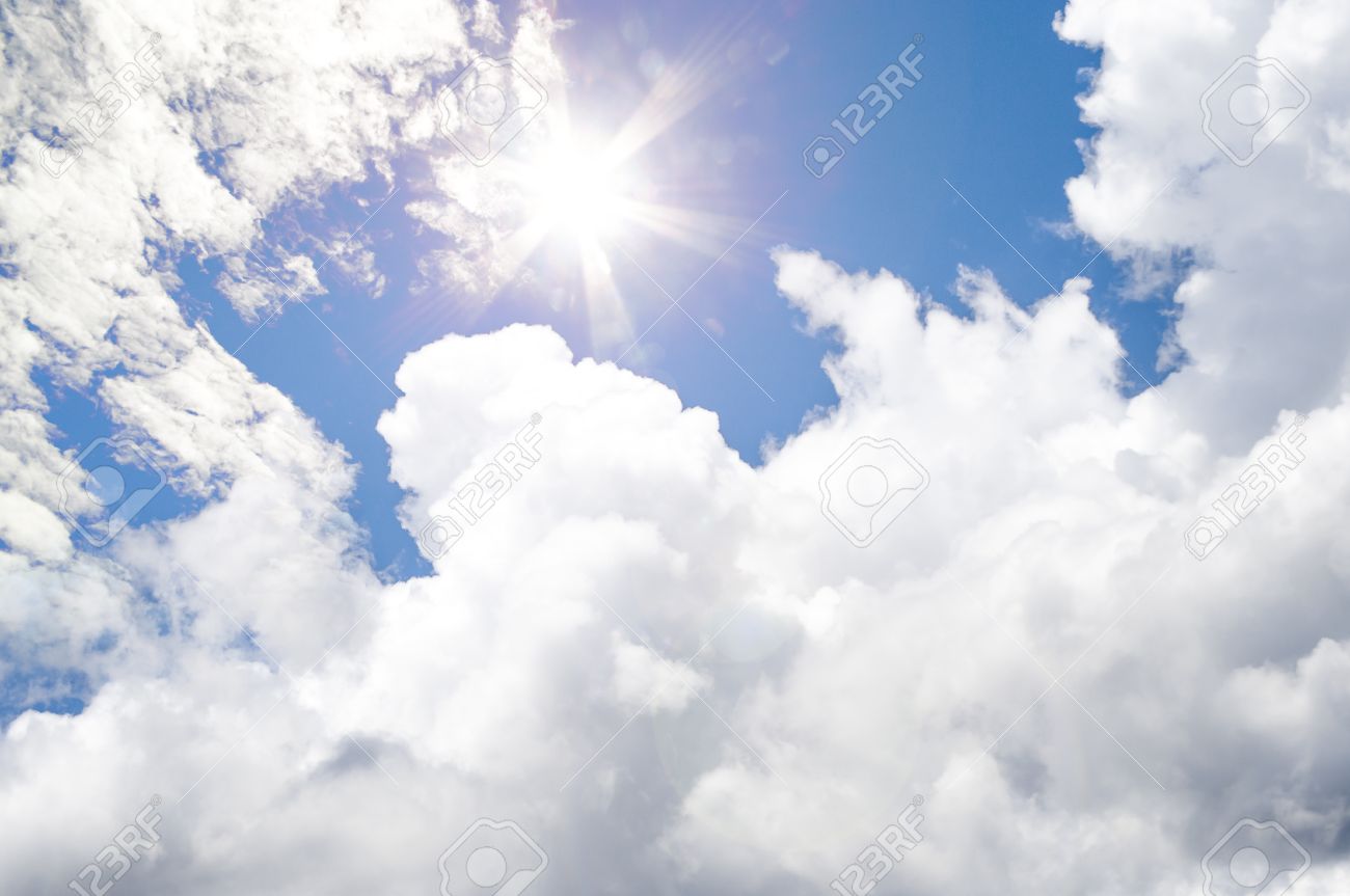 白 青でふわふわの雲空背景雲日の出から の写真素材 画像素材 Image