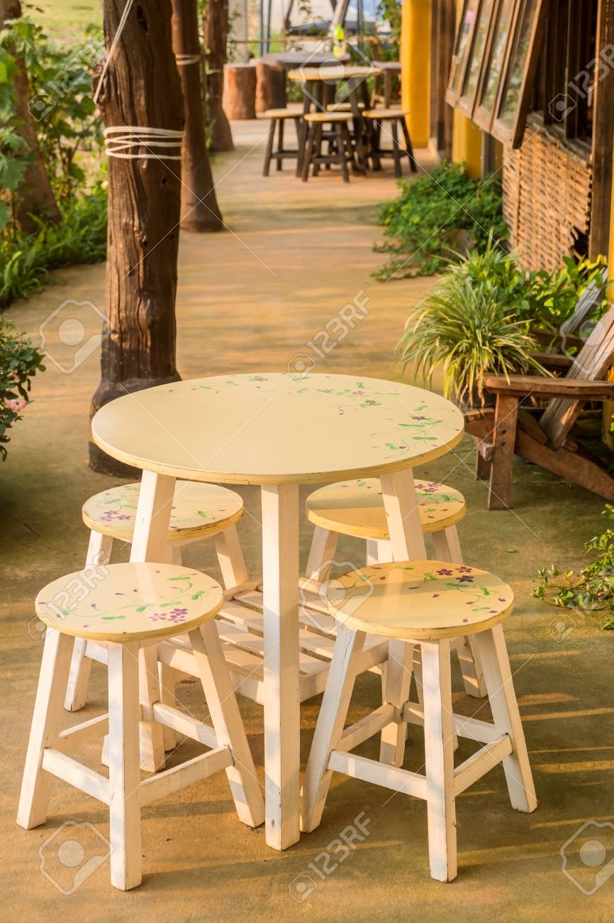 Holztisch Und Stuhle Die Auf Terrasse Mit Orange Sonnenlicht Einstellen Lizenzfreie Fotos Bilder Und Stock Fotografie Image