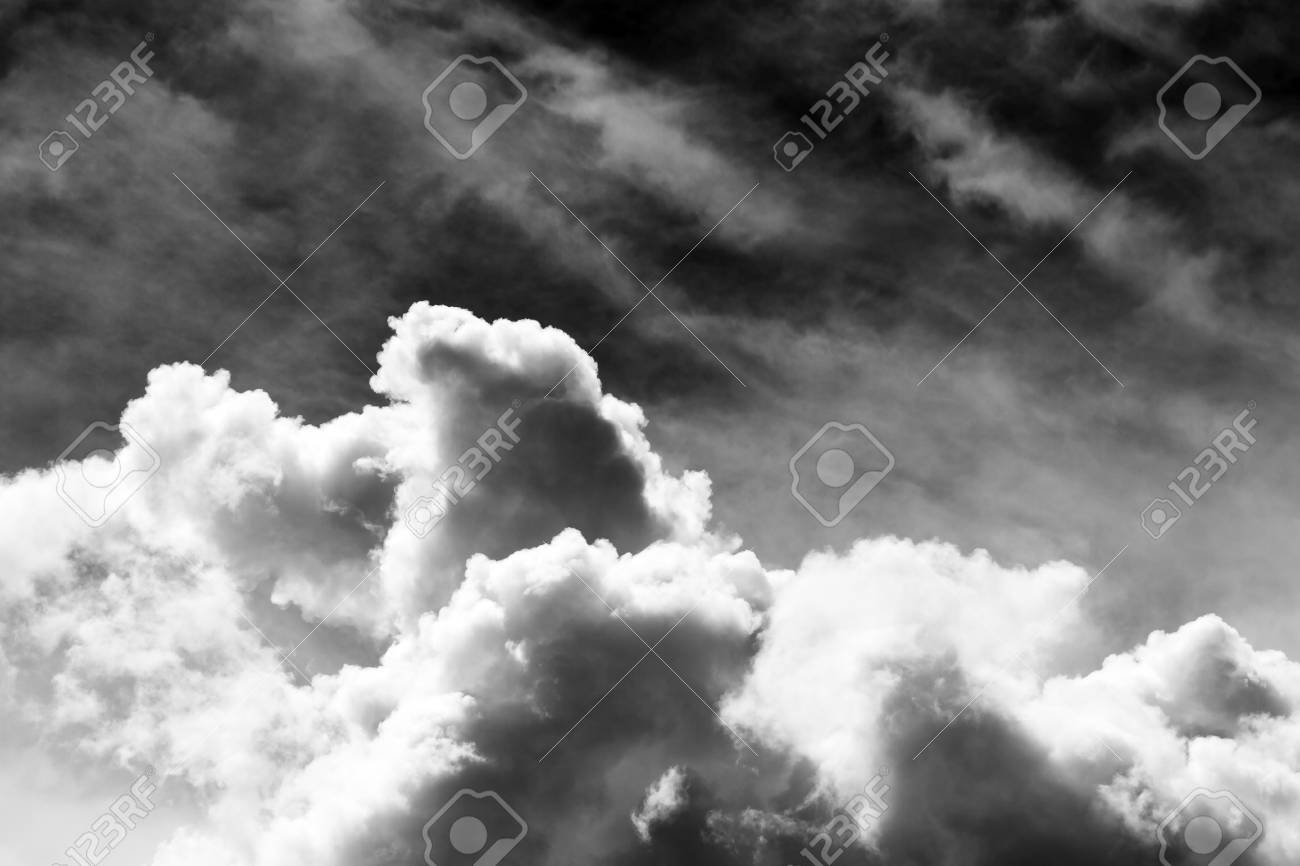 黒と白のトーンで空を背景に飛んでいるふわふわの白い雲 の写真素材 画像素材 Image