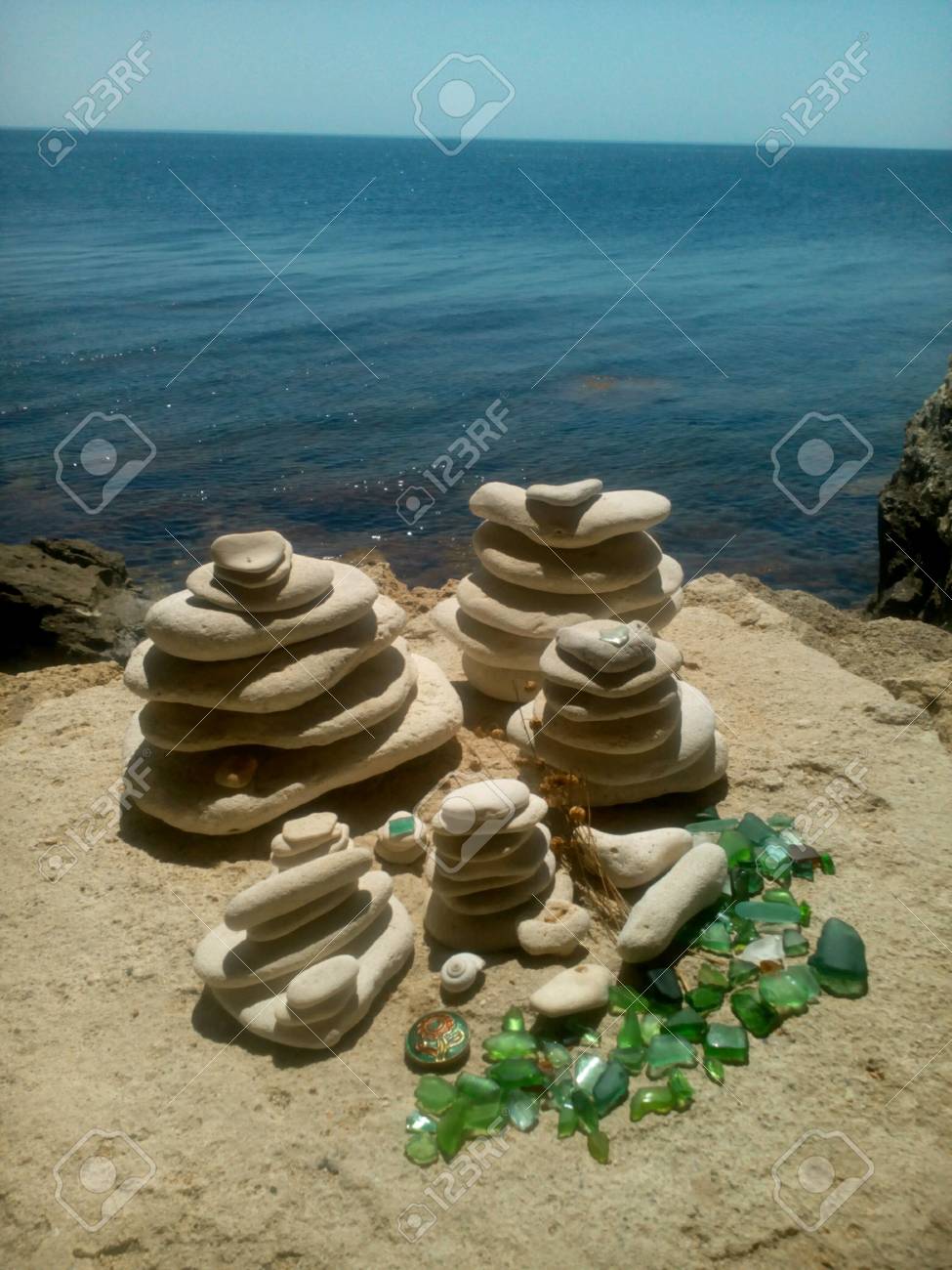 海石背景に美しい白い石のバランス の写真素材 画像素材 Image