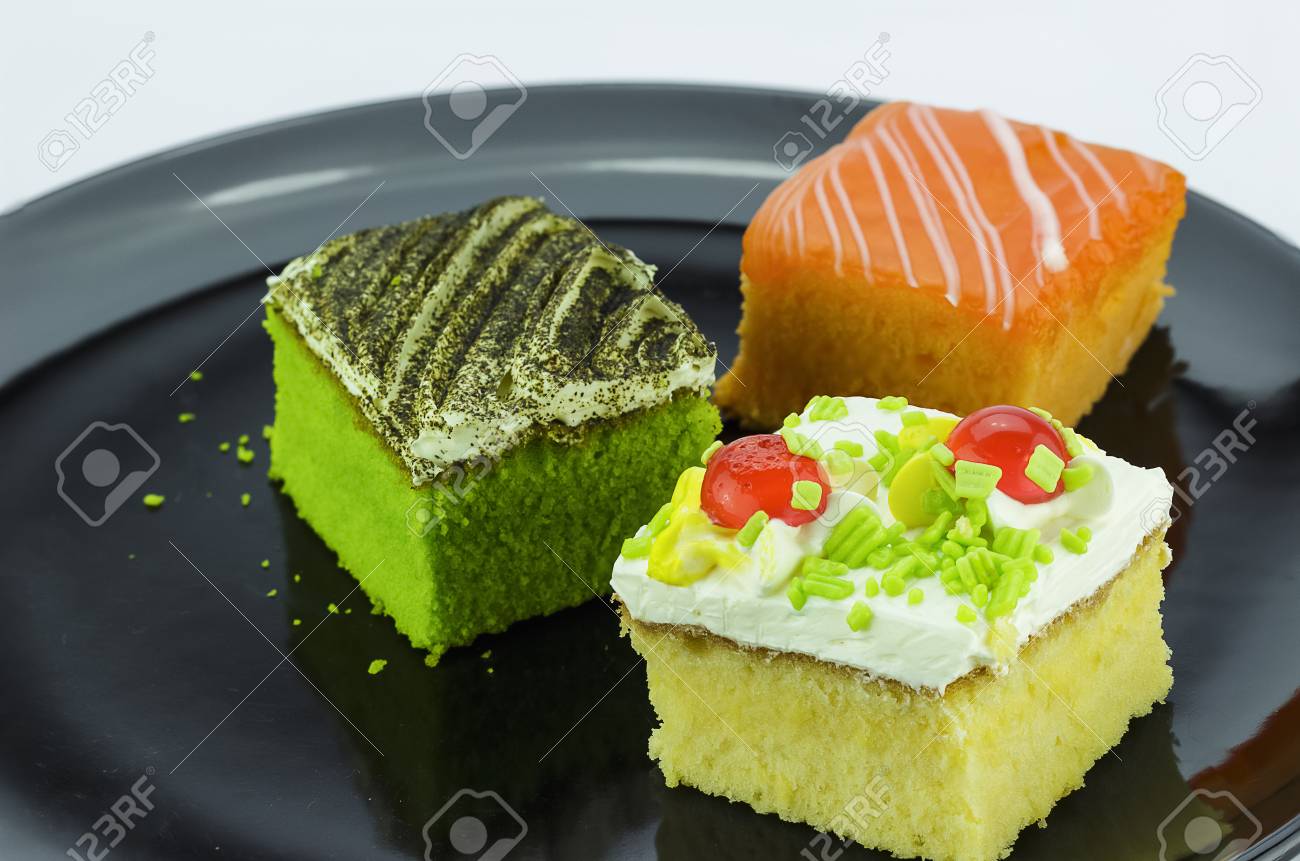 Gateaux Mini Gateaux A La Creme Et Le The Vert Cake A L Orange Sur Une Plaque Noire Banque D Images Et Photos Libres De Droits Image