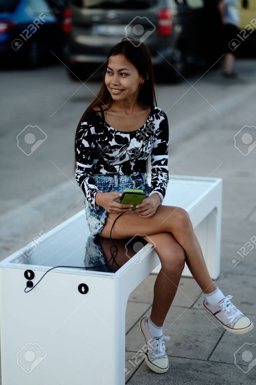 美人無料多目的ソーラー パネル充電器の上の彼女の携帯電話を充電する Cittisents のベンチに座ってに組み込まれます 皆のための現代技術自由エネルギー の写真素材 画像素材 Image 美人無料多目的ソーラー パネル充電器の上の彼女の携帯電話を充電する Cittisents のベンチに座ってに組み込まれます 皆のための現代技術自由エネルギー の写真素材 画像素材 Image