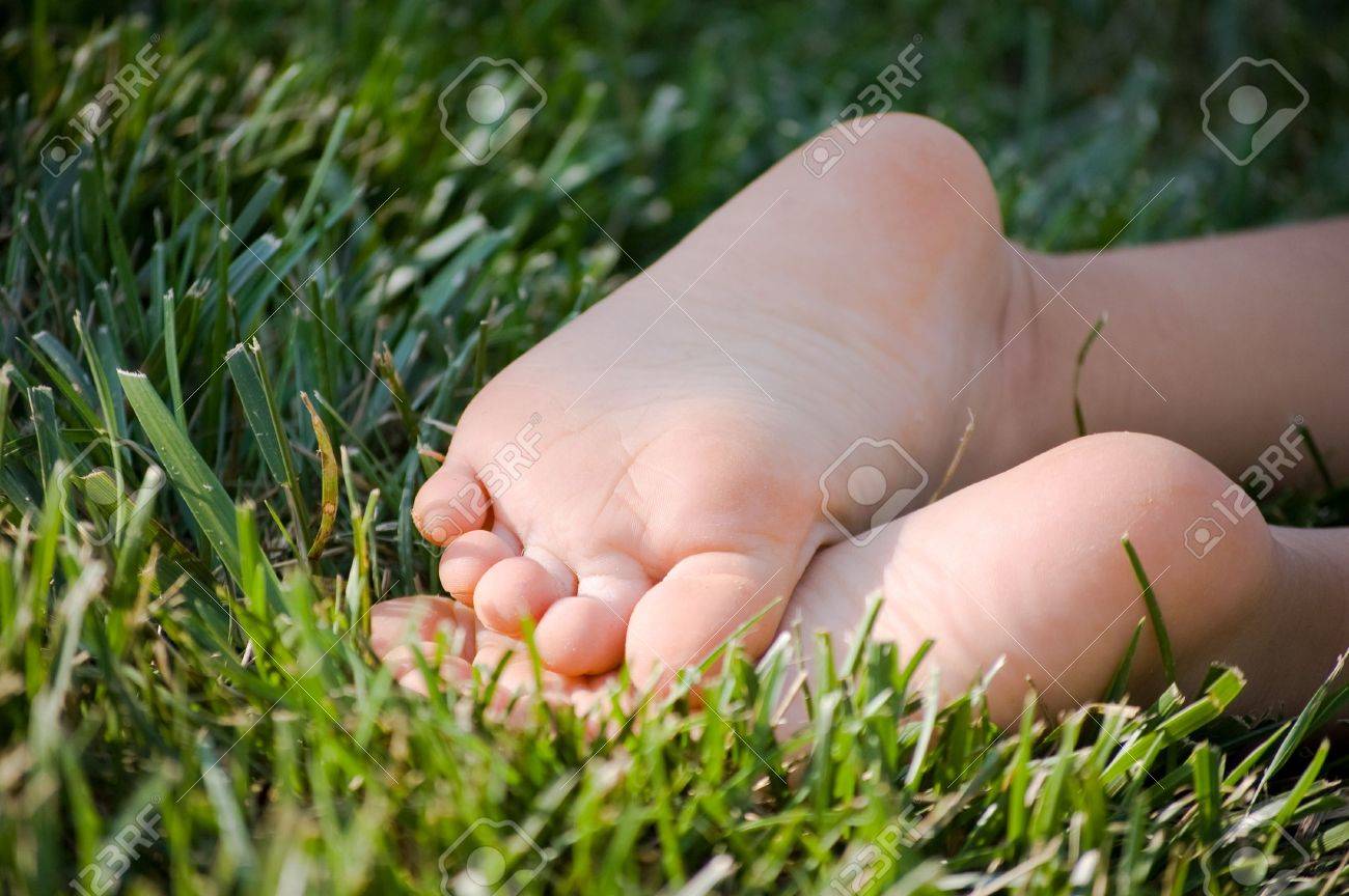 子どものヌード 緑の草に子どもの裸の足の写真素材・画像素材 Image 5916289