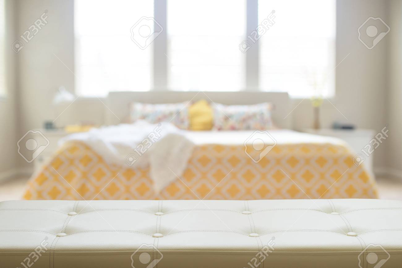 Panca Vuota In Pelle Bianca Davanti Alla Camera Da Letto Offuscata ... Panca Vuota In Pelle Bianca Davanti Alla Camera Da Letto Offuscata ...
