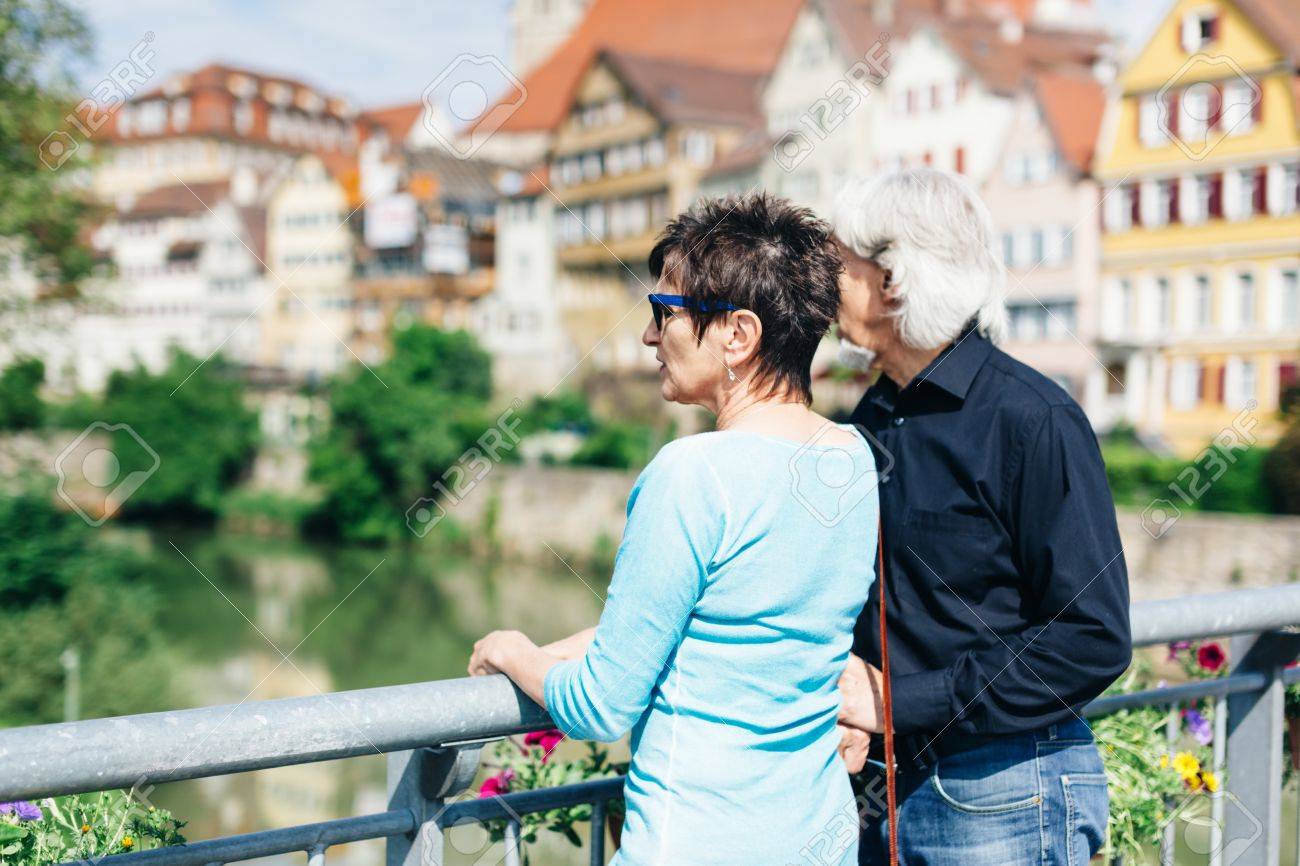 テュービンゲン ドイツへの旅行を楽しんでいるシニア カップル の写真素材 画像素材 Image