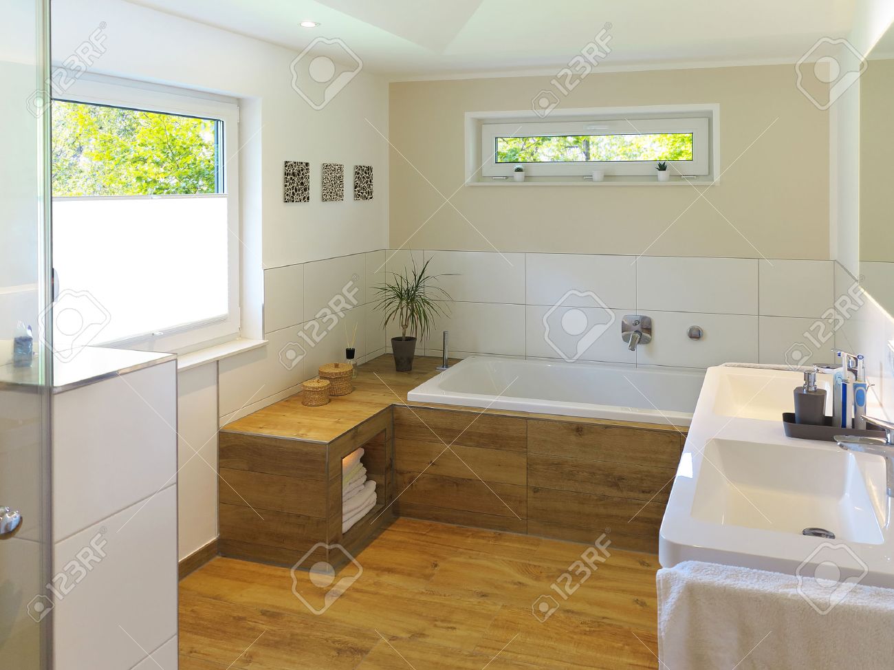 Modernes bad mit holzboden badewanne waschbecken und fenster lizenzfreie bilder 44912632