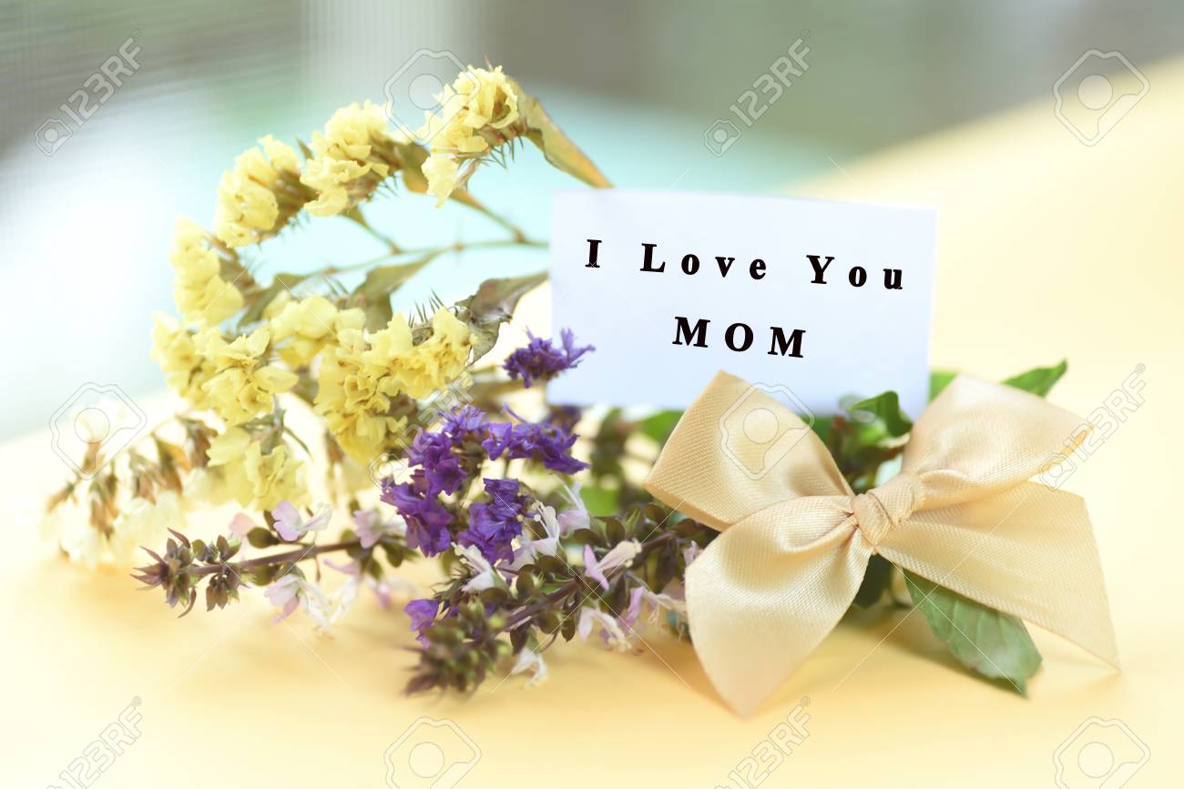 Bouquet De Fleurs Avec Je Taime Maman Texte Sur Carte Concept De La Fête Des Mères