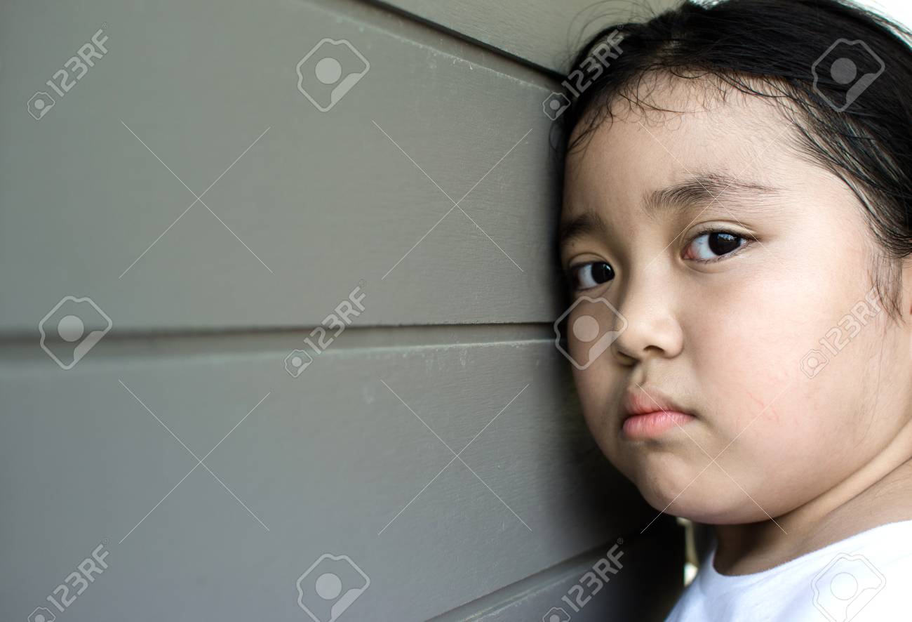 アジアの女の子は 家の床の上に座って いじめと分離の概念 の写真素材 画像素材 Image アジアの女の子は 家の床の上に座って いじめと分離の概念 の写真素材 画像素材 Image