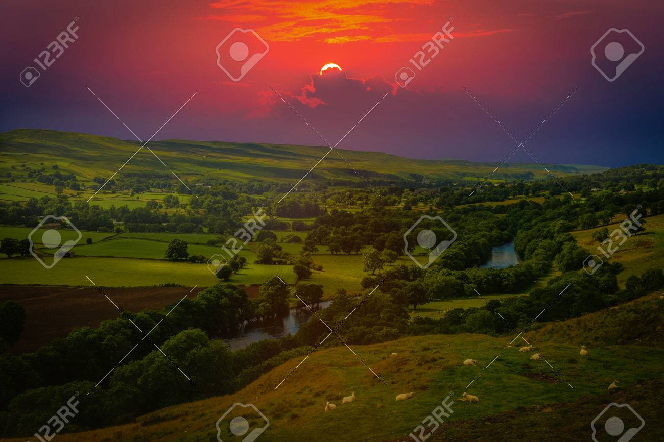 Por Do Sol Sobre Montanhas E Meandrando O Rio Que Faz Sua Maneira Atraves Da Terra Rural Verde Luxuria Em Inglaterra Fotos Retratos Imagenes Y Fotografia De Archivo Libres De Derecho Image